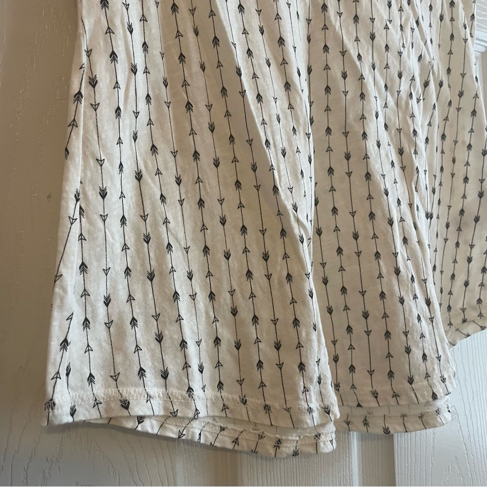 Maurices Cream V-Neck Top w/Arrow Print Women’s Size Medium Feminine Boho Chic - Picture 6 of 15